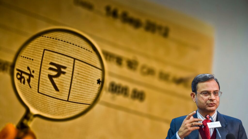 Bank employee scanning a cheque for quick clearance under RBI’s new system