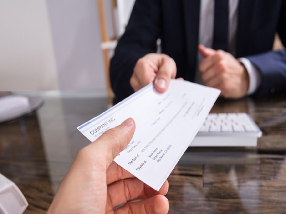 Bank employee scanning a cheque for quick clearance under RBI’s new system