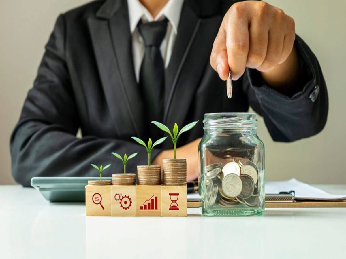 Comparison chart of standard and step-up SIP returns for ₹5000 monthly investment.