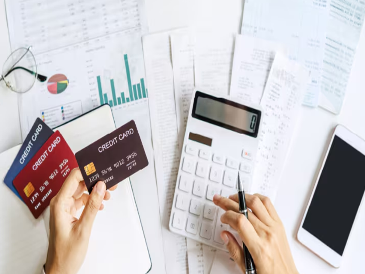 Illustration of a credit card bill with due date and statement date highlighted, optimized for financial literacy articles.