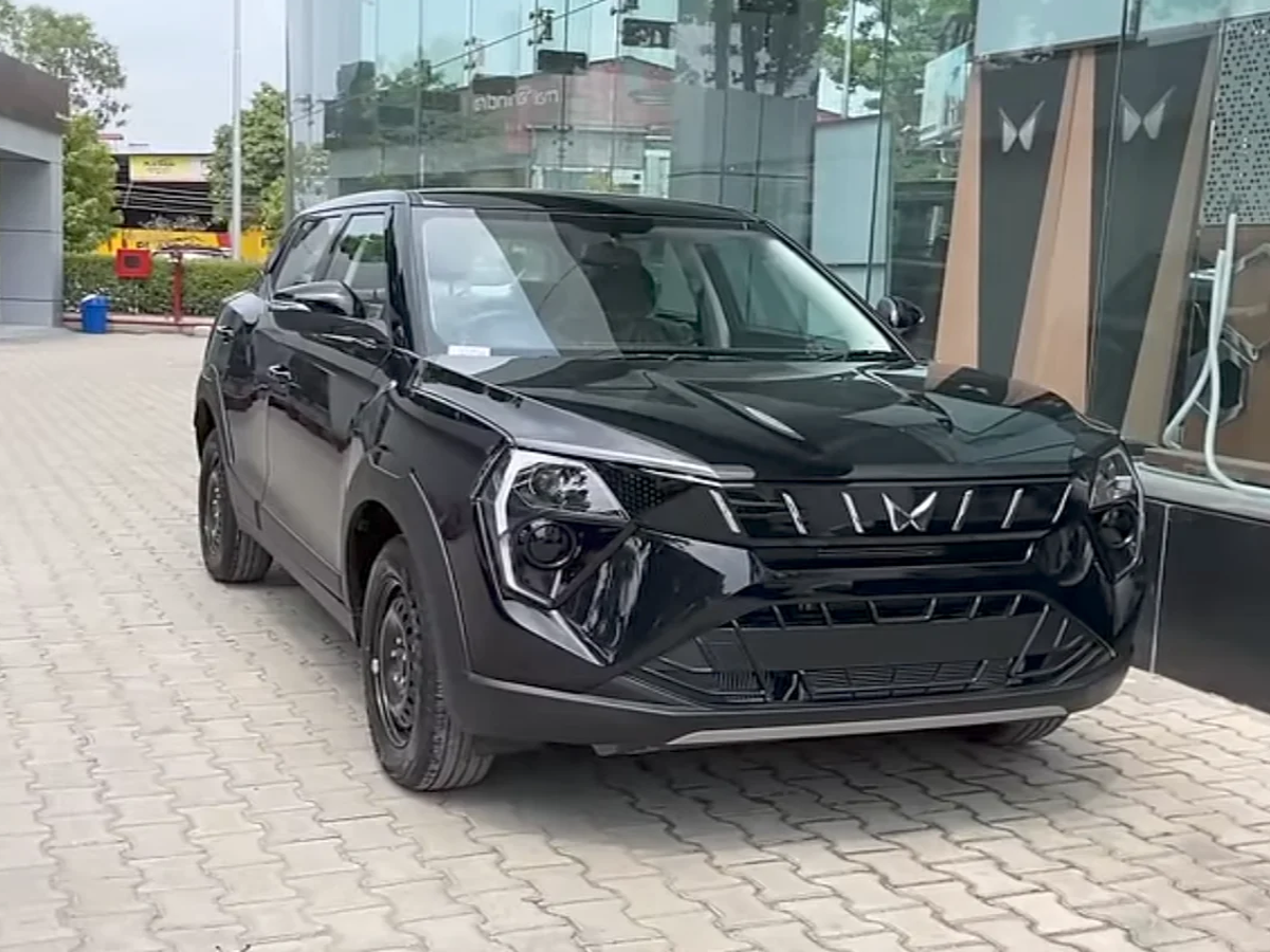 Mahindra XUV 3XO and Kia Sonet parked side by side showcasing their modern designs.