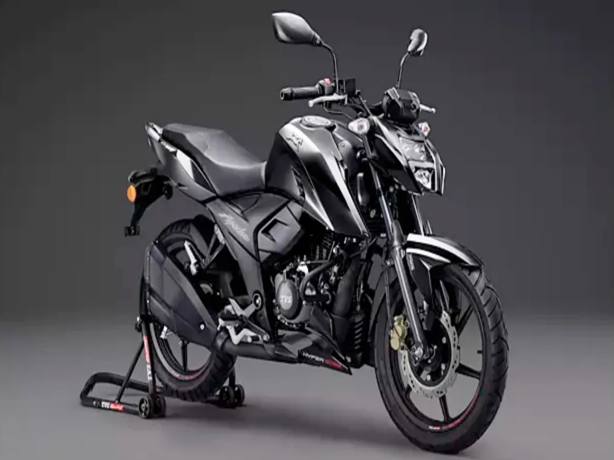 TVS Apache RTR 160 4V in action, highlighting its agile handling in city traffic.