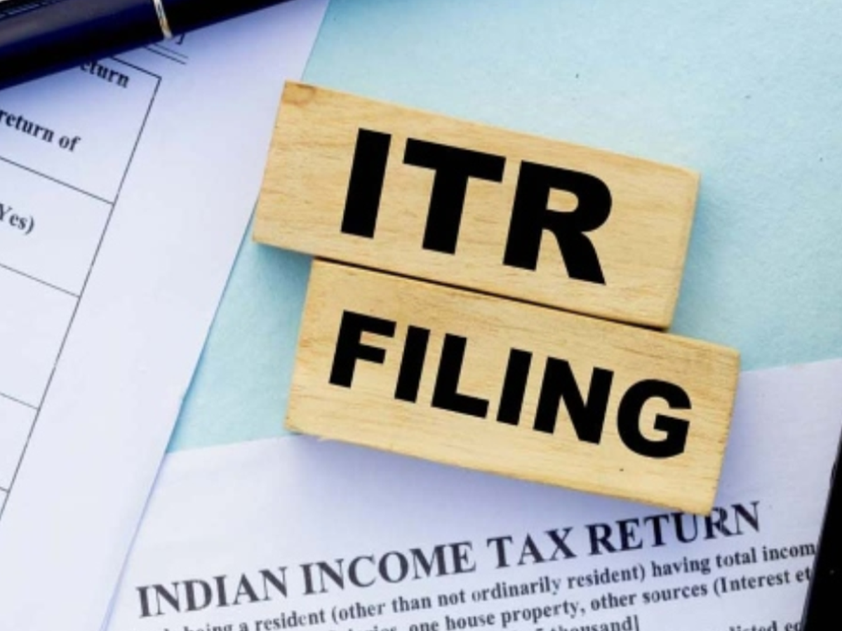 Screenshot of AIS for Taxpayer app showing ITR form selection