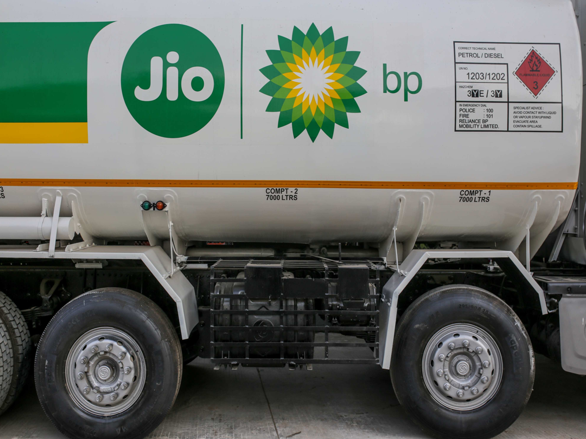 Jio-bp Pulse EV charging station with electric vehicles in India