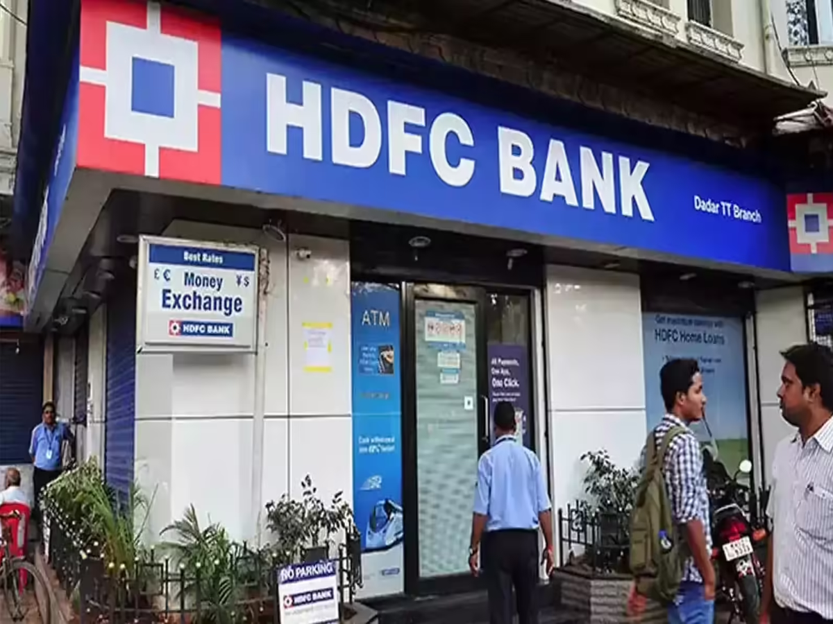 Comparison chart of fixed deposit interest rates offered by HDFC, ICICI, and Federal Bank in 2025.