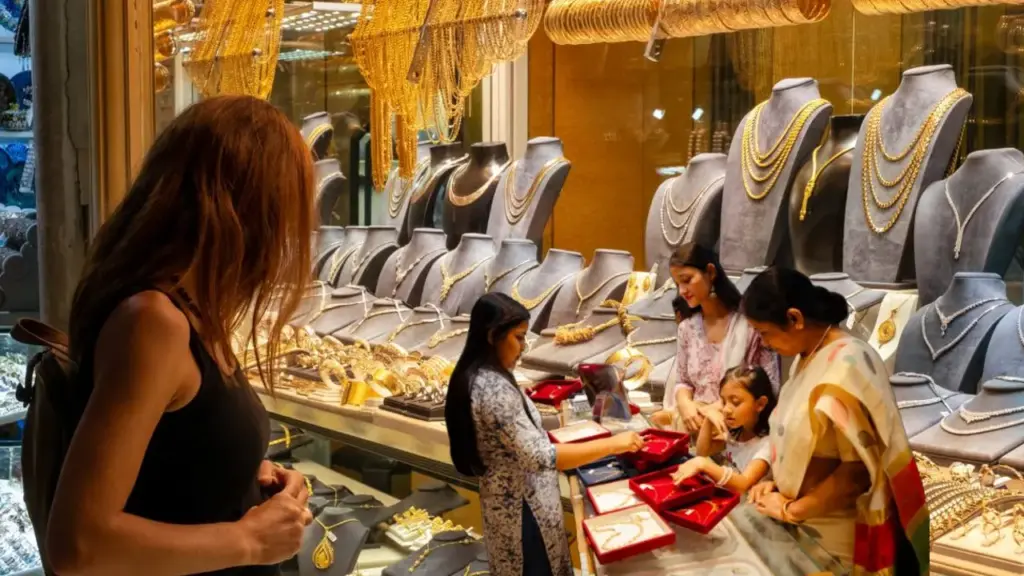 Today Gold Price: ದೇಶದಲ್ಲಿ ಮತ್ತೆ ಗಗನಕ್ಕೇರಿದ ಬಂಗಾರದ ಬೆಲೆ, ದೇಶದಲ್ಲಿ ಚಿನ್ನ ಇನ್ನಷ್ಟು ದುಬಾರಿ Rising gold price chart in India on December 3, 2025 showing 24K gold at ₹1,30,630 per 10 grams with upward arrow and gold bars background.